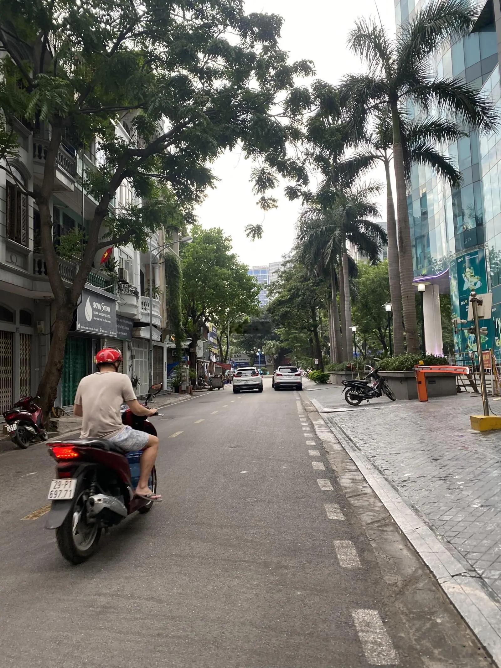 Bán nhà mặt phố HOÀNG SÂM - CẦU GIẤY - 60m2 - vỉa hè ô tô tránh - Kinh doanh đỉnh