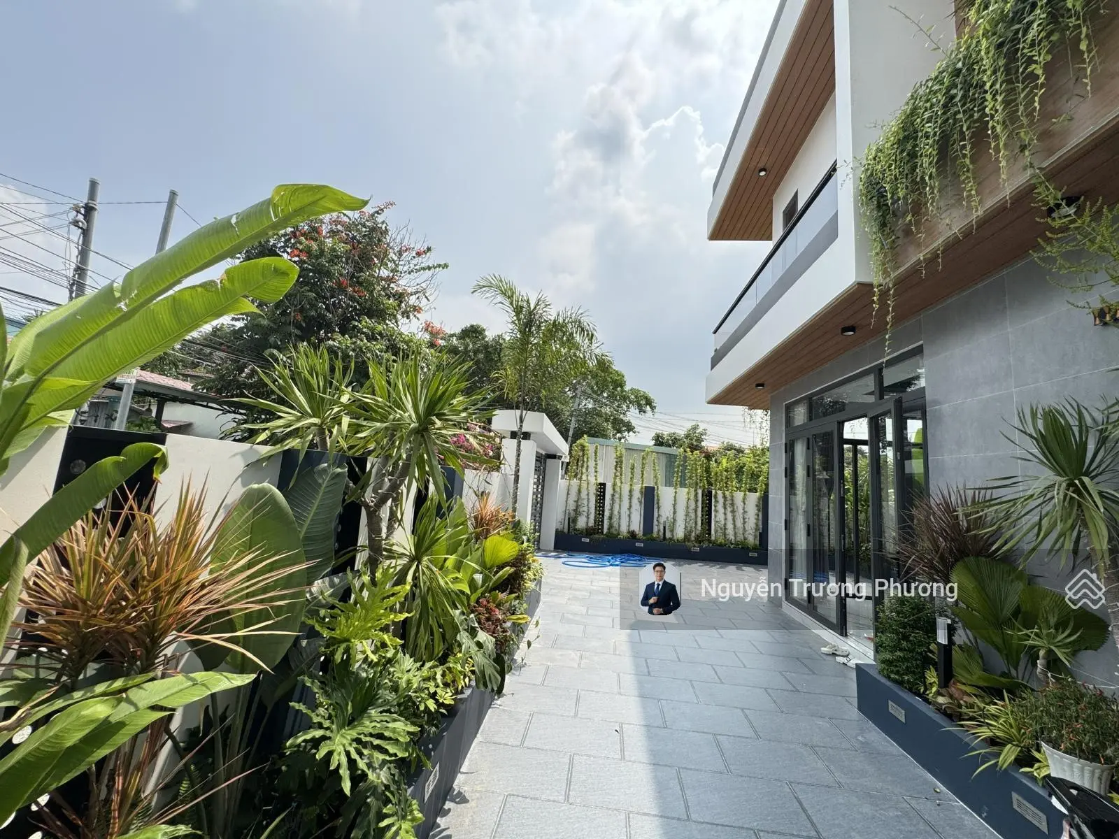 (18x8m)142m2 nhà căn góc 2mặt tiền 1 trệt 1lầu full thổ cư xây mới 100% thiết kế biệt thự vườn 2025