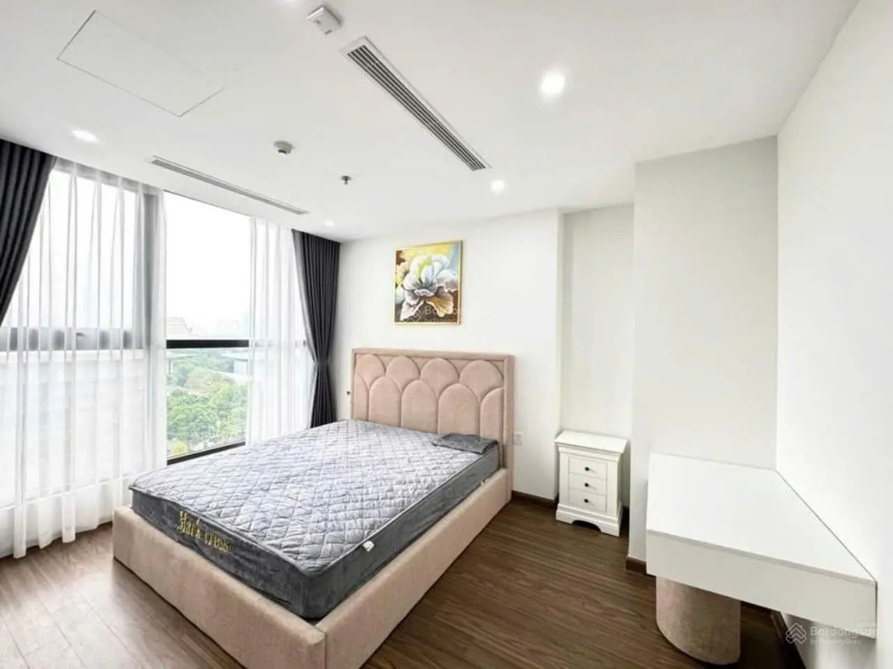 Tôi chính chủ cần bán gấp căn hộ tầng trung, căn góc, 2 mặt thoáng, view triệu đô. Vị trí đắc địa