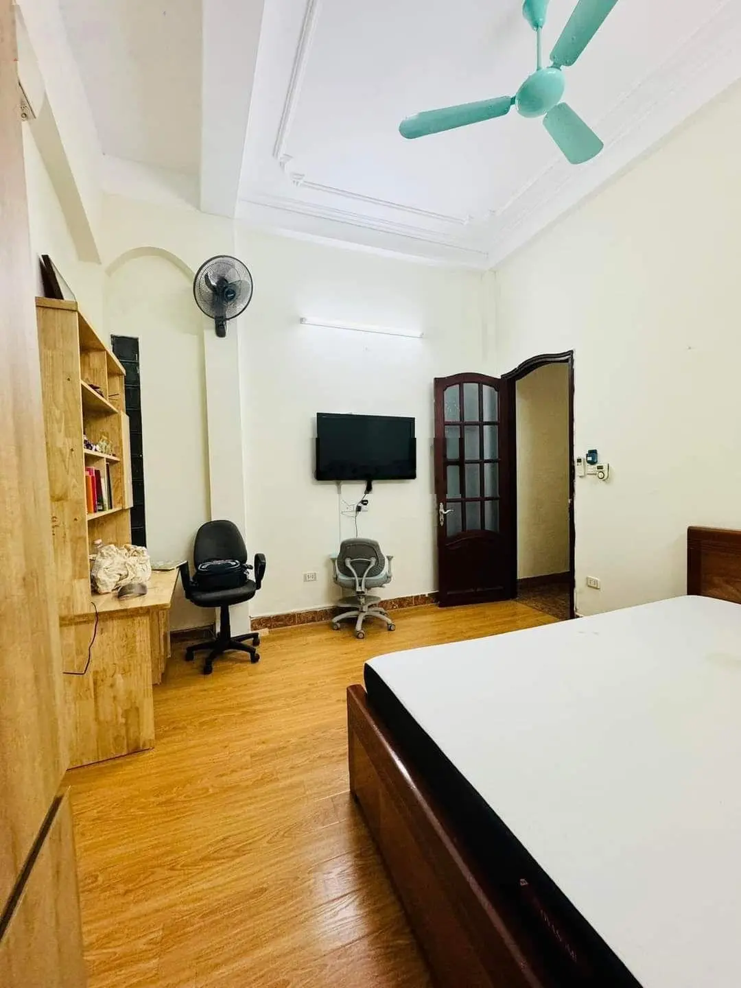 Bán Gấp nhà siêu hiếm Cầu Giấy, 42m2 x 4 tầng ngõ thông thông tứ tung xung quanh ngập tràn tiện ích