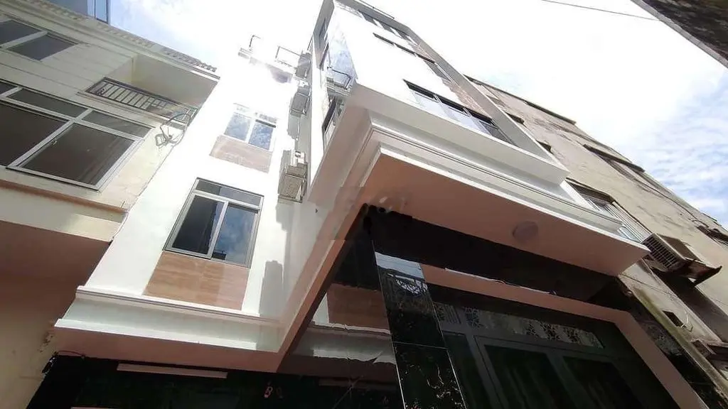 Nhà mặt phố lô góc Ngã Tư Nguyễn Văn Cừ và hồng Tiến