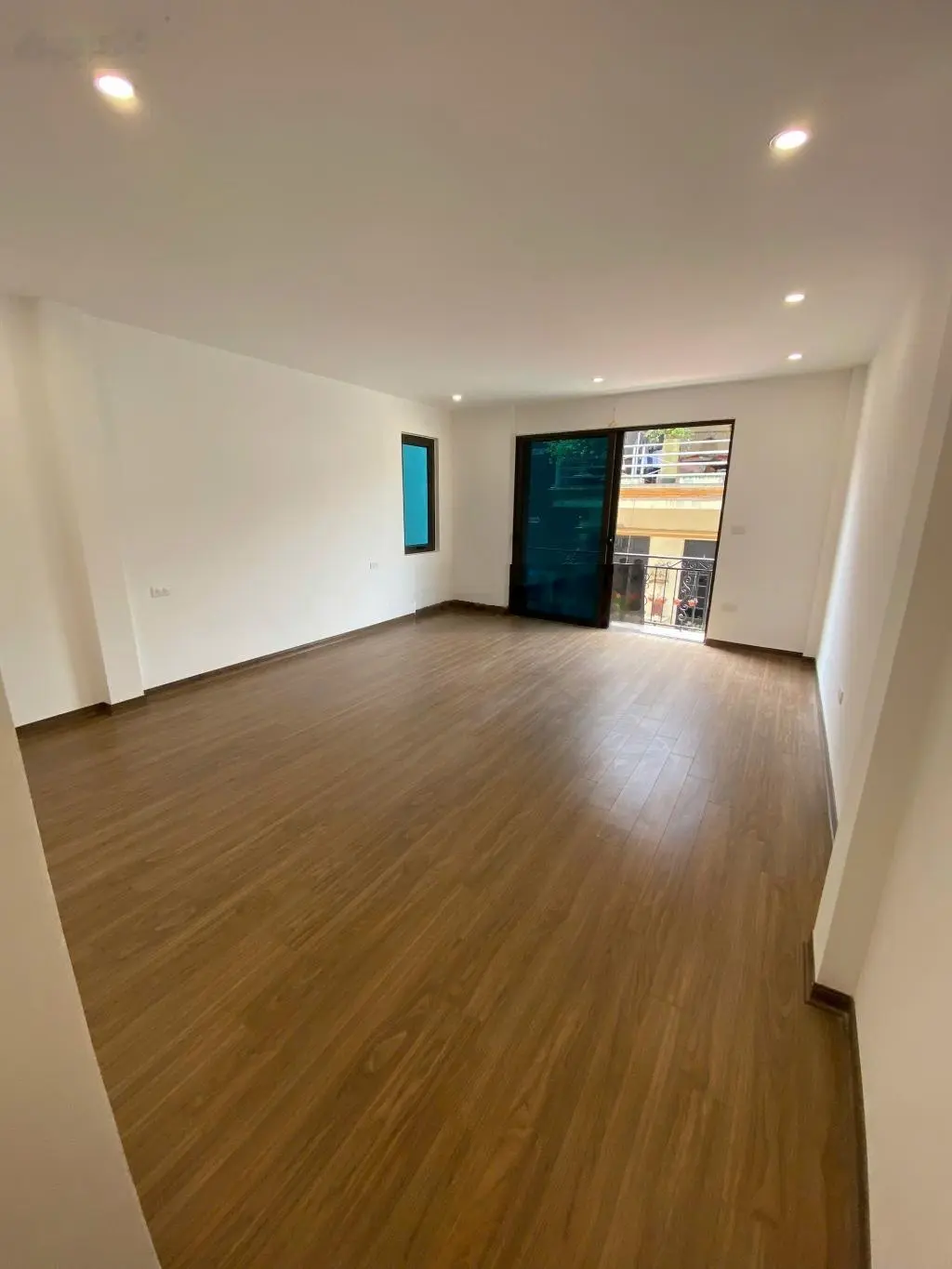 Nhà đẹp phố kẻ tạnh- giang biên- long biên.dt 50m * 6 tầng gara ô tô.nhú 9 tỷ.có tl.