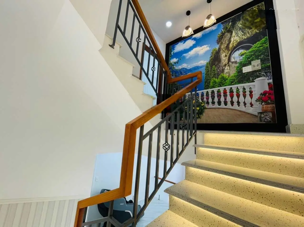 Bán gấp nhà 1 trệt 3 lầu 100m2, MT kinh doanh buôn bán được. 2.5 tỷ. Lh 0394 000 *** em Oanh