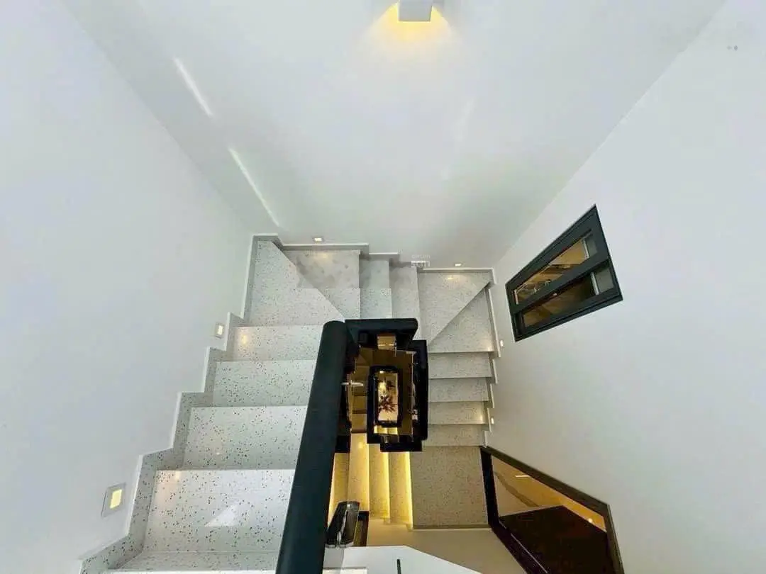 Bán nhà khu Lotte Cộng Hòa. Nhà 55m2 Hoàng Sa xây 1 trệt 2 lầu + sân thượng. Sổ riêng, giá 2 tỷ 890