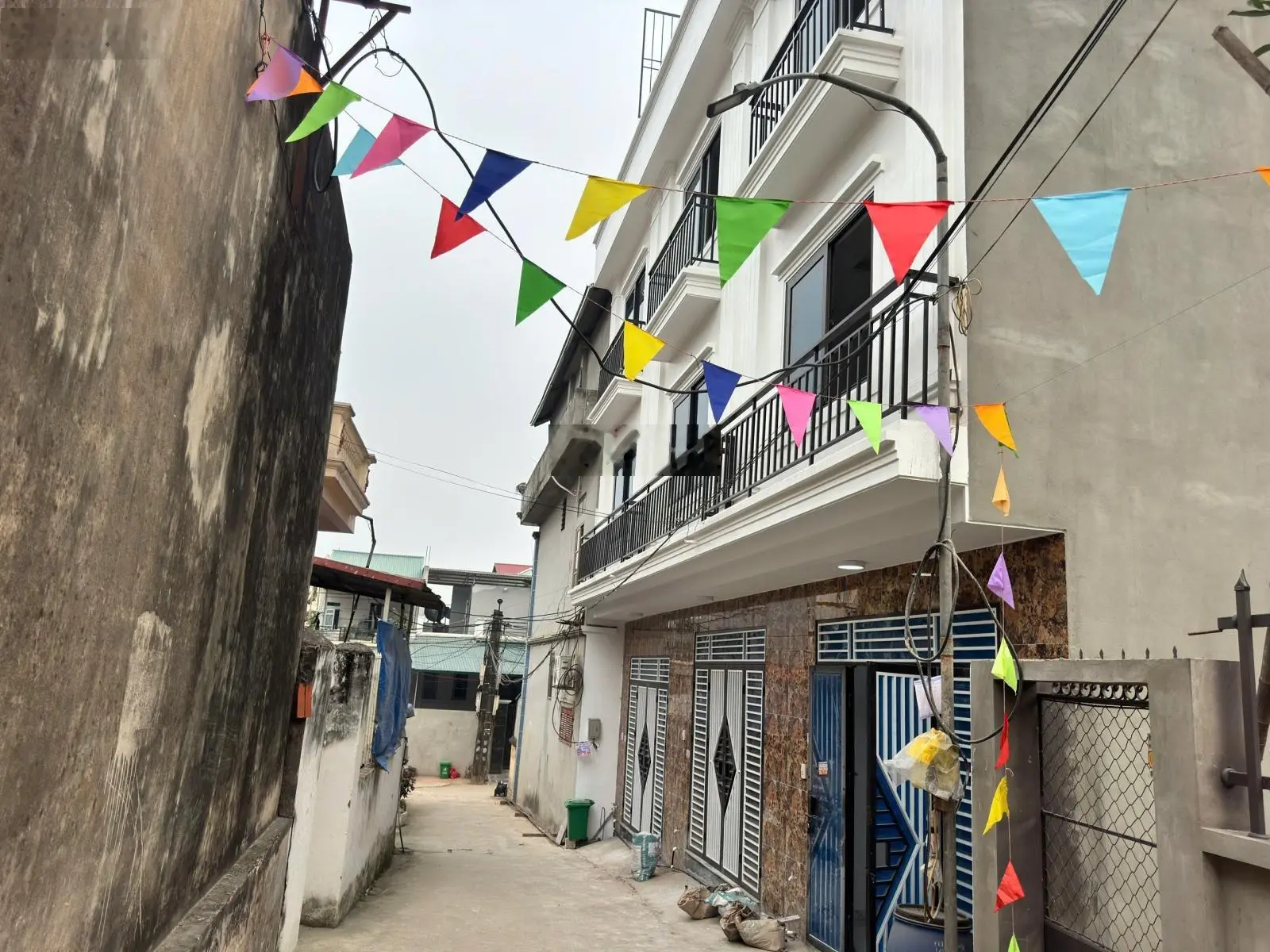 Bán Gấp nhà liền kề 3 tầng Mới xây đẹp, oto vào tận đất Tân Hoà, Quốc Oai. LH: 0389587708
