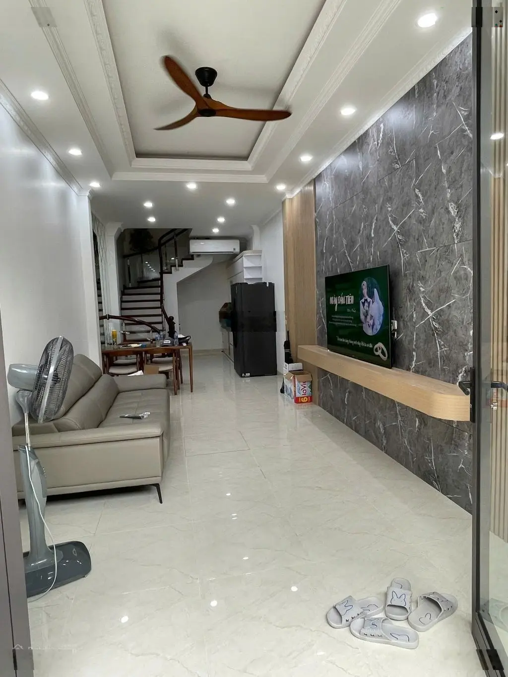 Bán nhà thạch bàn dân xây 40m 5 tầng gần oto ,trường học full nội thất giao thông thuận tiện