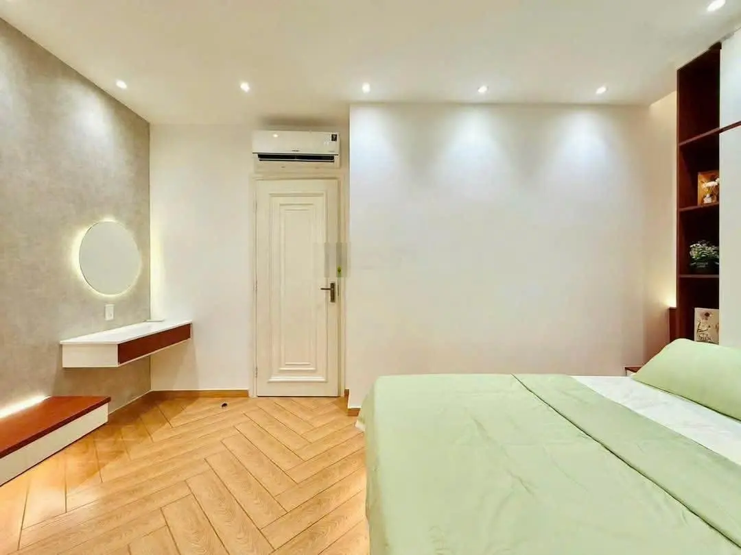 Tôi bán nhà mặt đường 1Trệt - 3lầu - 4pn - 5wc, giá 3tỷ420, trên đường Hoa Lan - P.2 - Q.Phú Nhuận