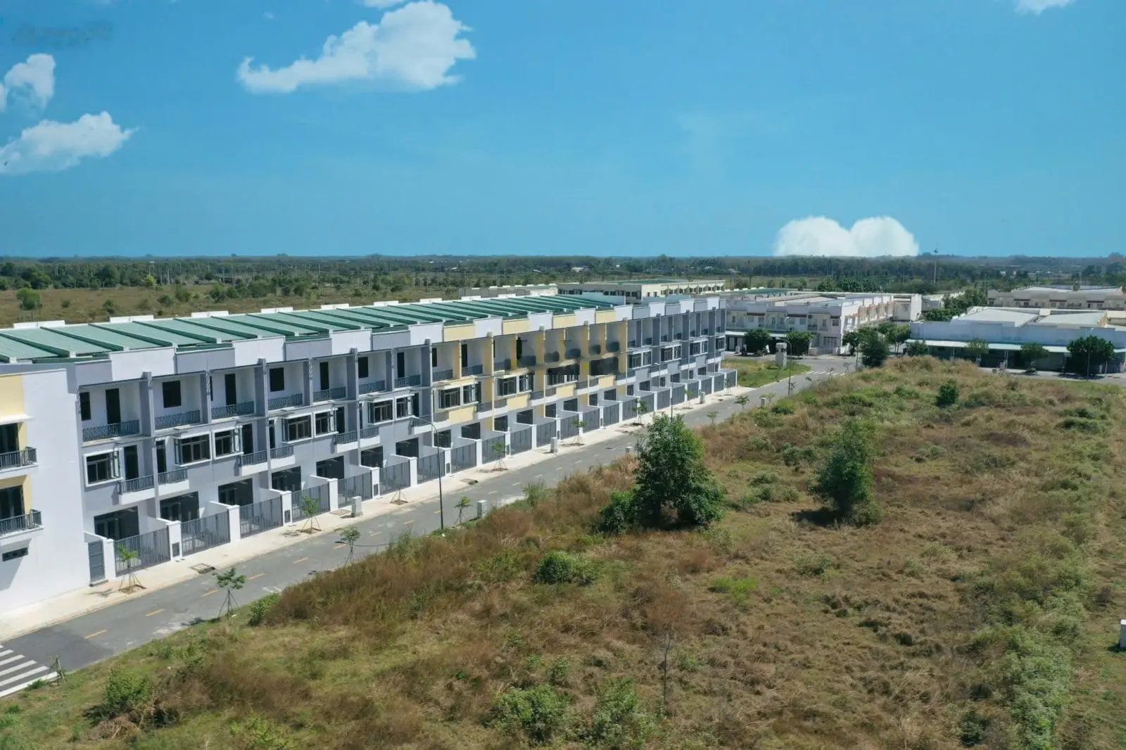 Nhà ngay KCN Phước Đông đường 40m 64m2, giá 1.1 tỷ ngân hàng cho vay 70% bao sang tên công chứng