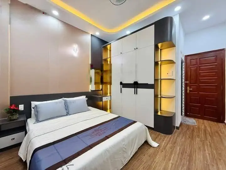 Lô góc phố Chùa Láng, mặt ngõ nông gần phố, cách ô tô chỉ 45m, 3 gác tránh, dt 40m2* 5 tầng