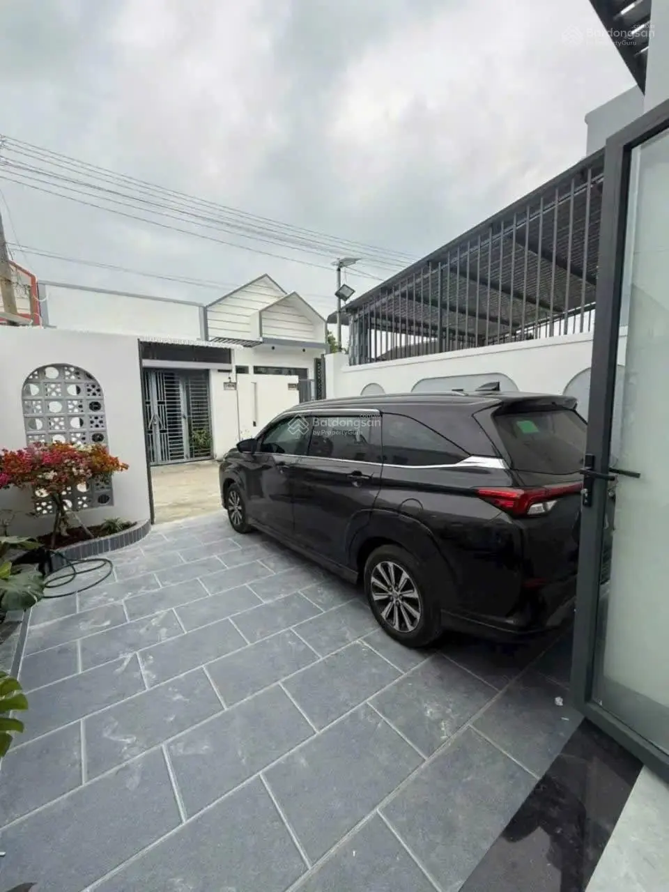 Chủ nhà ra nước ngoài, bán nhà đẹp Hoàng Phan Thái (100m2)