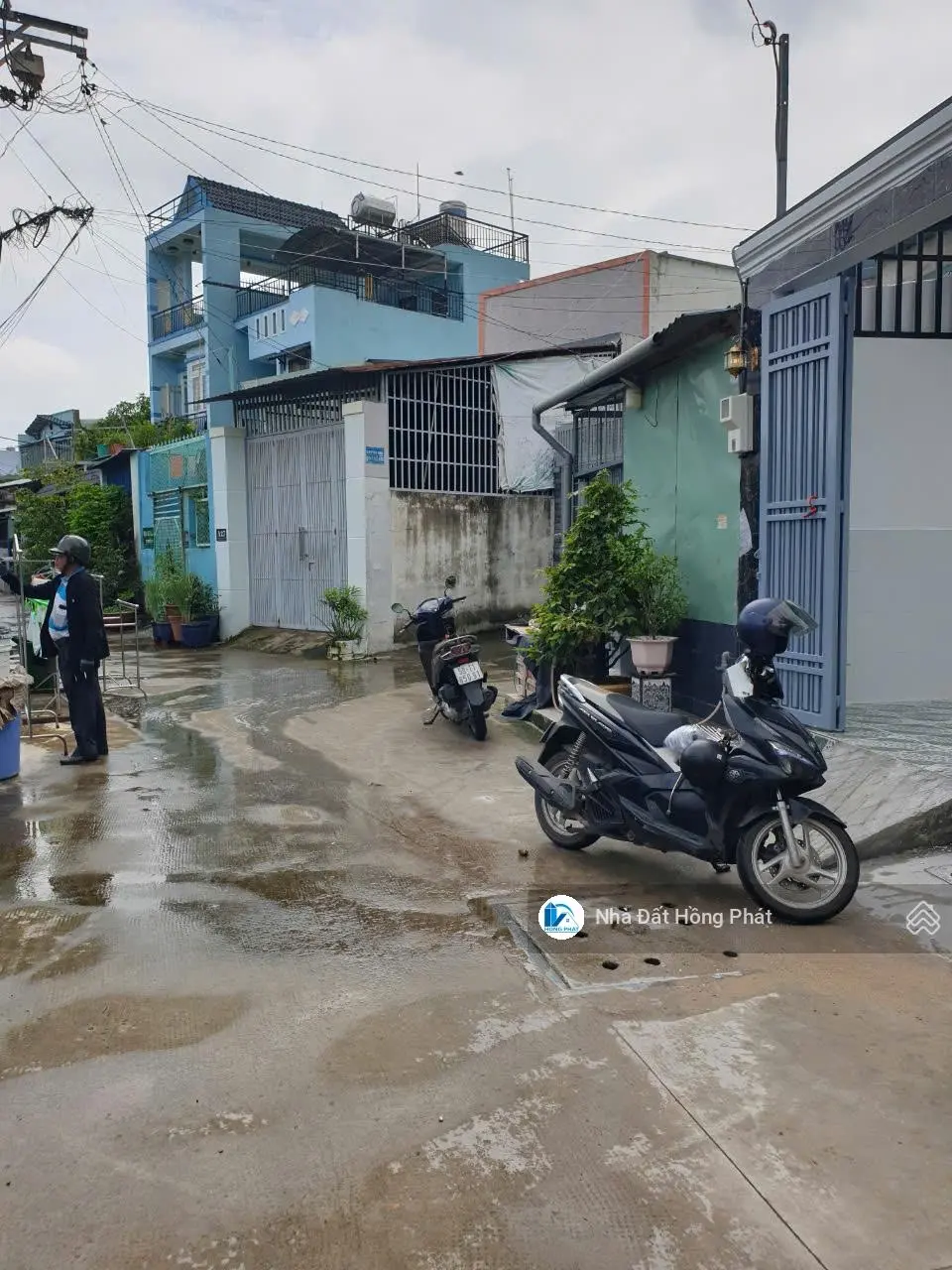 Nhà đẹp DT 4m*20m, 2 lầu (4pn + 4wc) gần chợ đầu mối Hóc Môn (QL22, ngã 4 Trung Chánh)