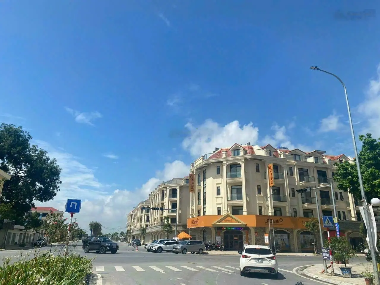 Tôi cần bán gấp căn ngoại giao, đối diện với cổng bệnh viện, đường trục chính của huyện Thường Tín