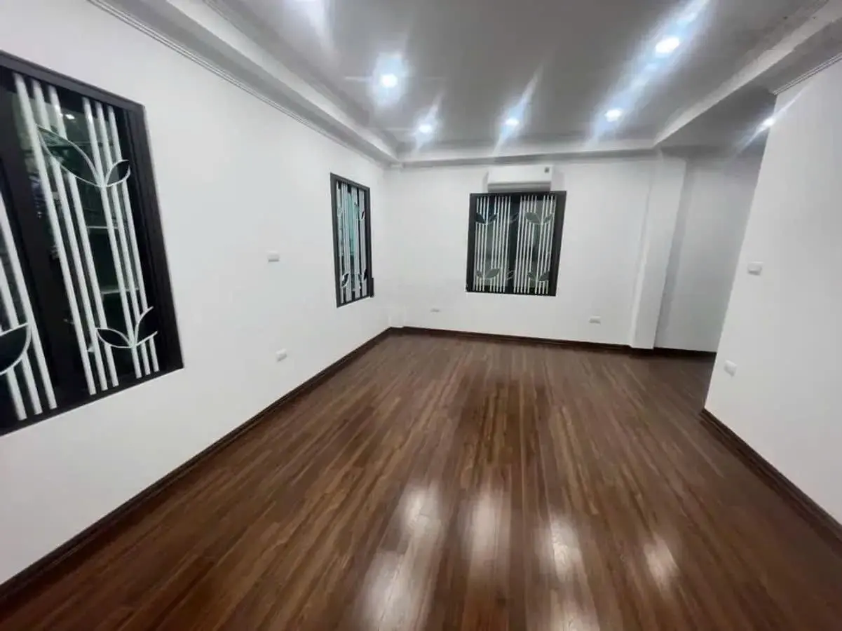 Lấy đâu ra! Nhà đẹp xây mới - cạnh Royal 6 tầng thang máy 40m2 - giá chỉ 8.3tỷ - gần phố