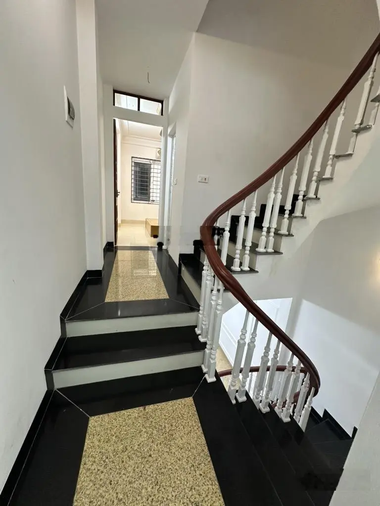 Nhỉnh 6 đồng có ngay gần 40m nhà 4 tầng 4 ngủ, ngõ nông thẳng, ô tô nhỏ vào sân