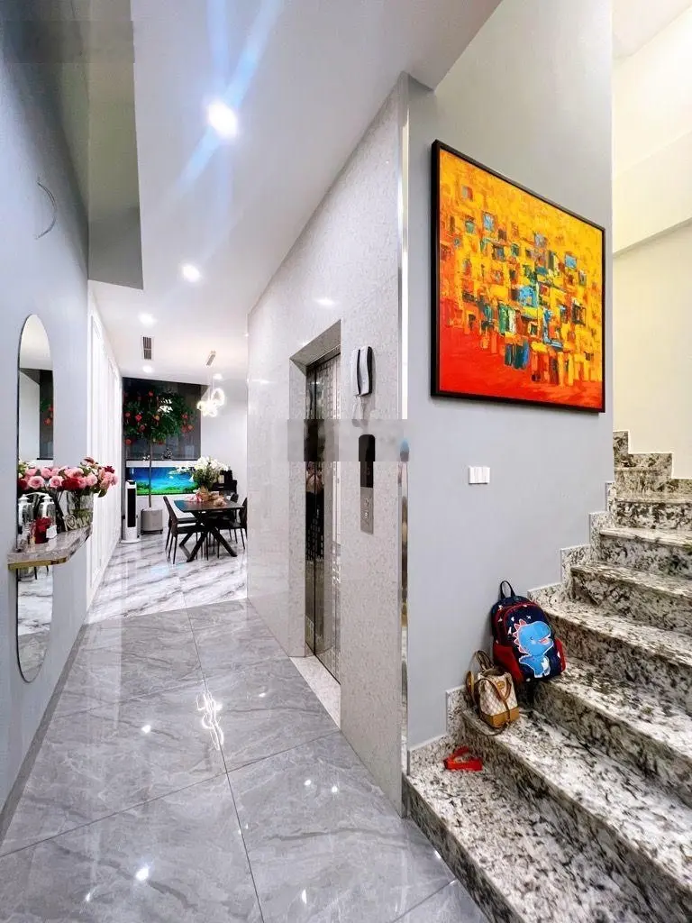 Bán Nhà Lạc Long Quân 5 Tầng Thang Máy Mới 42m2 Ngõ Thông Trịnh Công Sơn Gần TTTM Lotte Mail.