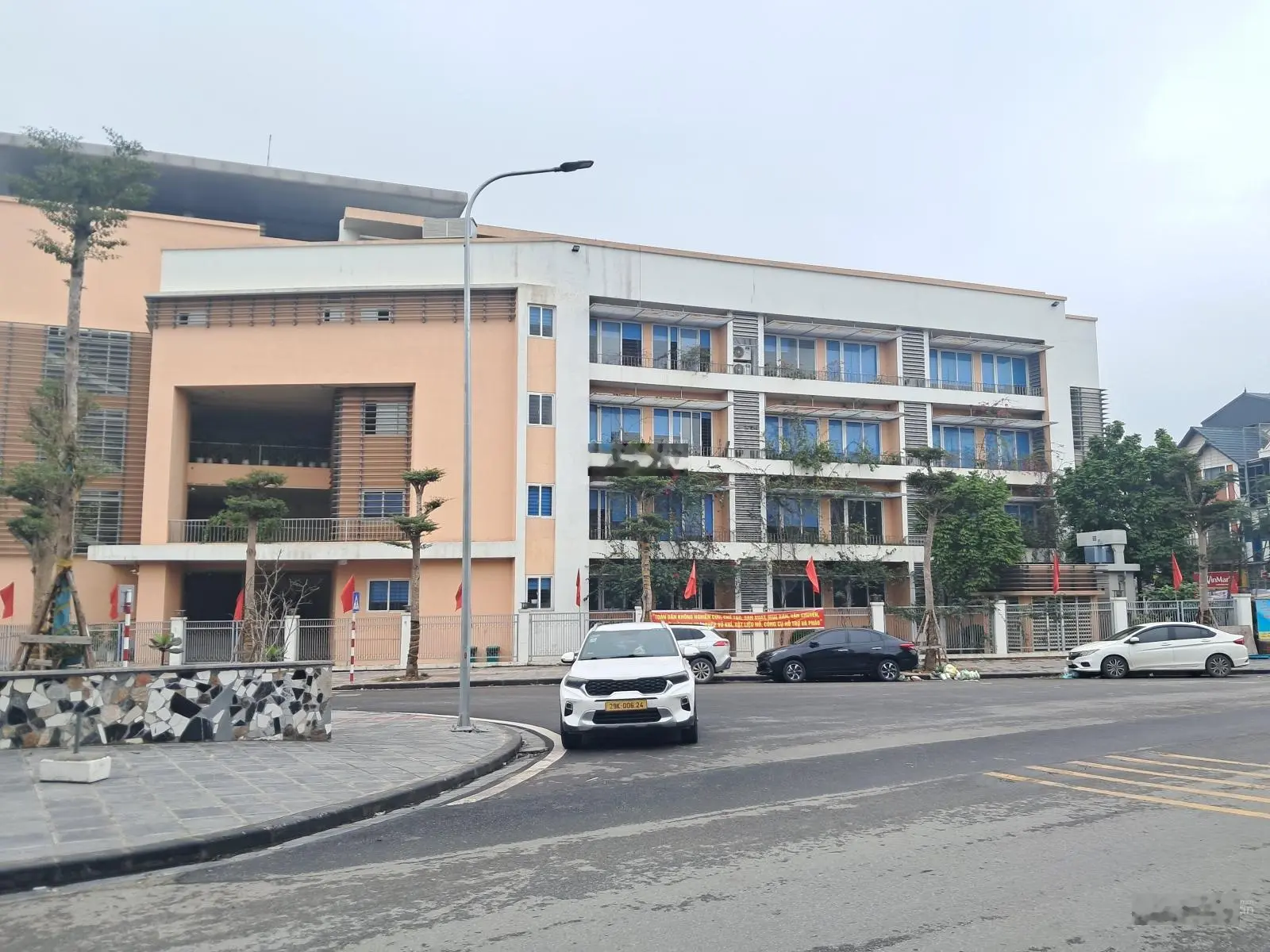 Mảnh đất phân lô đt Ngọc Thụy - Long Biên. DT: 80m2 - MT 5,6m. Giá 2x tỷ. LH: 0765505555