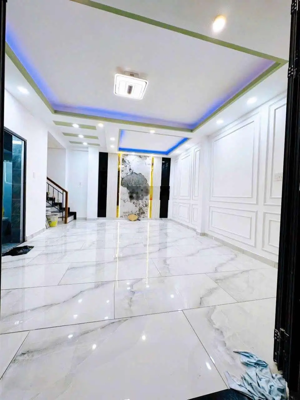 Nhà lung linh 3 tầng - 35,7 m2 (5,7 x 5,4) - Tôn Đản. 5,3 tỷ