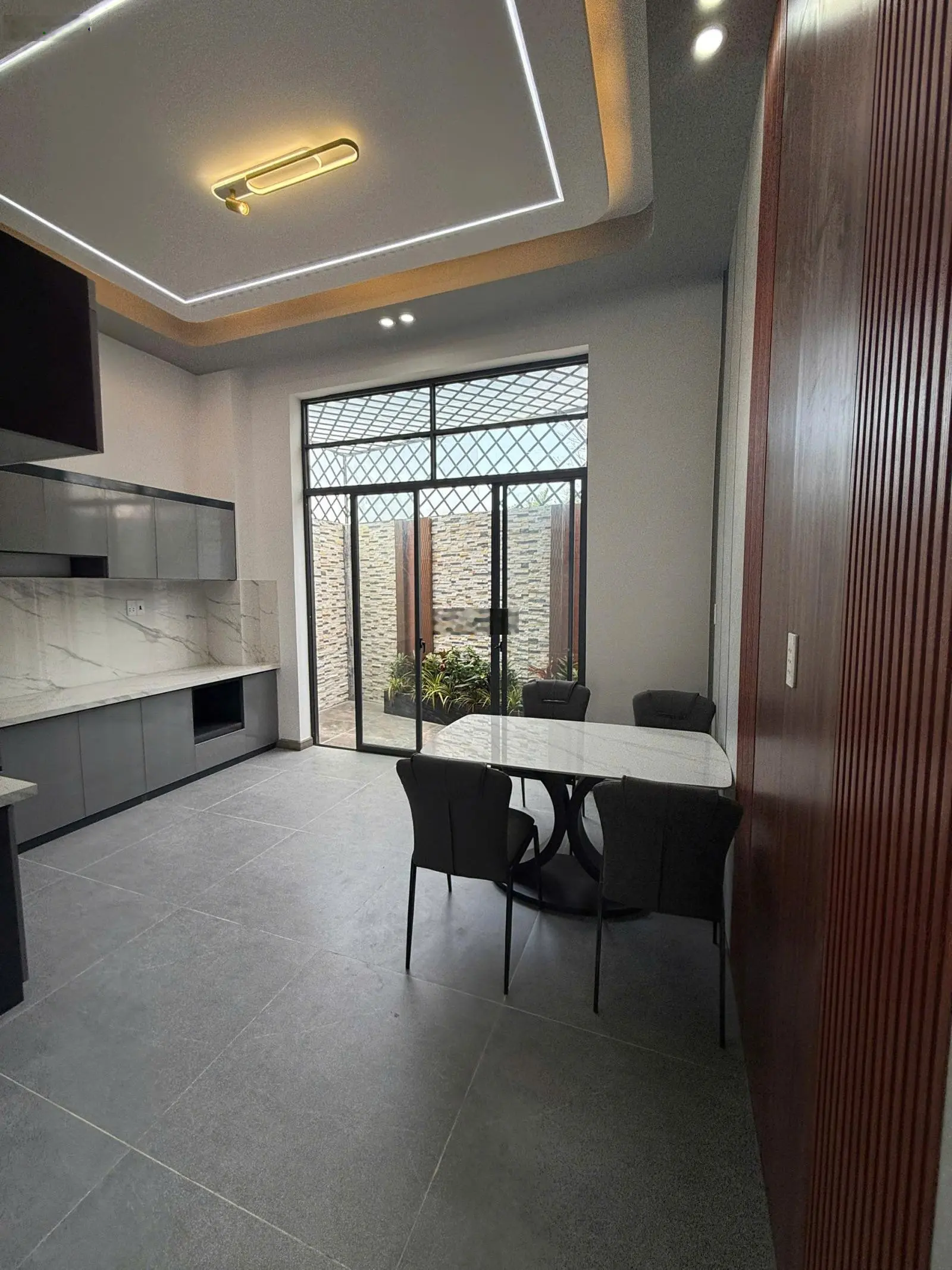 Bán căn nhà tuy ven thành phố nhưng ở khu dân cư đông đúc giá chỉ 2ty3