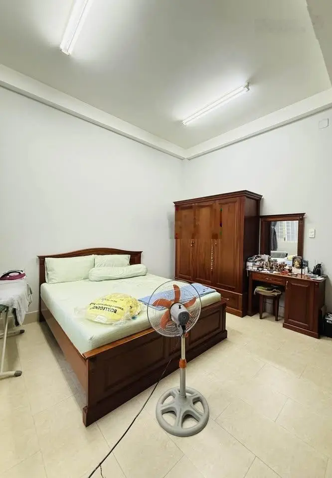 3,5 tỷ còn 3,3 tỷ. Nhà hẻm 6m gần chợ Trần Hữu Trang, Phú Nhuận. Xây 1 trệt 2 lầu, 4 phòng ngủ. SHR