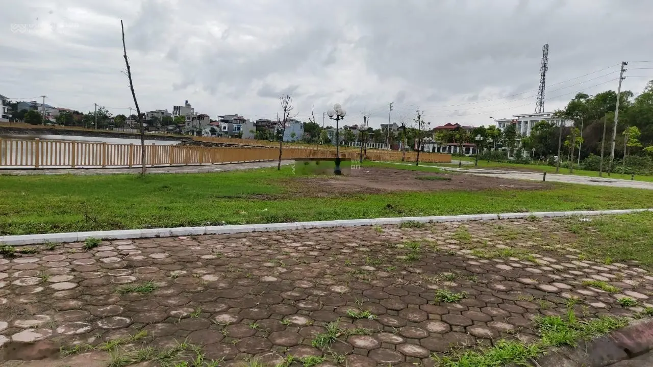 Cần vốn kinh doanh nên cần bán gấp lô đất đối diện hồ điều hoà 90m2, chi tiết LH: 0979 060 ***