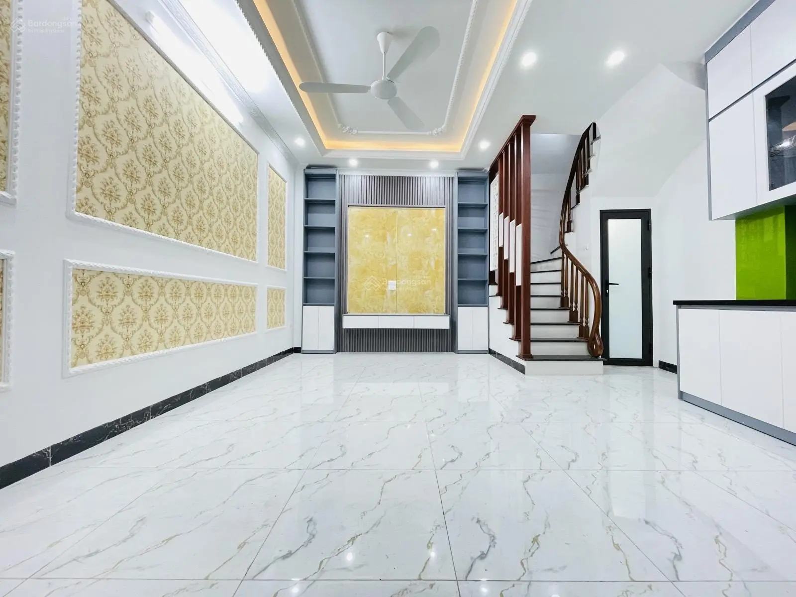 Bán nhà Nguyễn Văn Cừ 30m2 x 5 tầng giá 5,2tỷ, ô tô đỗ cổng gần Big C Long Biên