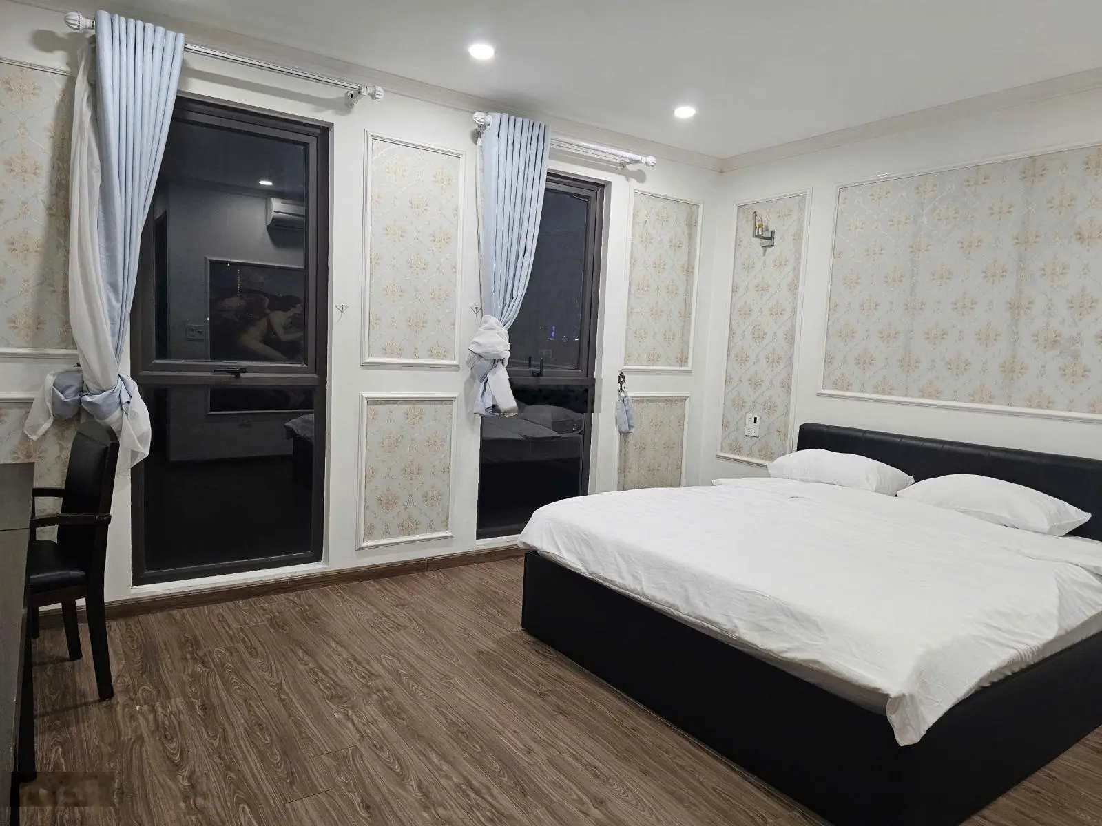 Em cần bán khách sạn view hồ 129m2, MT 10m, 20 phòng, K15 phường Ninh Xá, đang cho thuê 100tr/tháng
