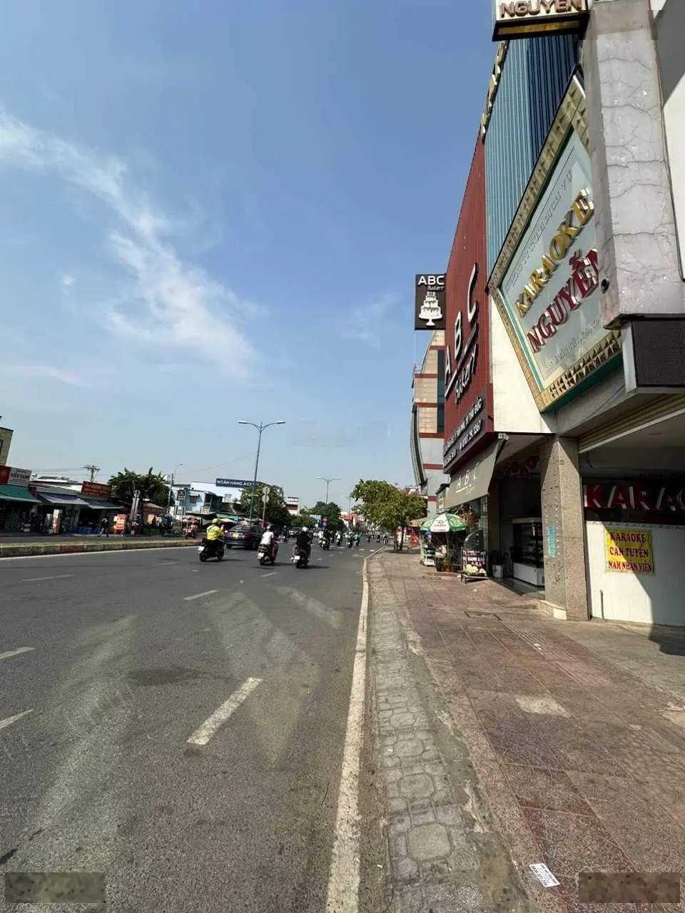 Bán MTKD Lê Văn Việt, vị trí cực sung. DT 4,5x16=70m2 full thổ. Giá 16,5 tỷ, và 1 số căn cùng đường