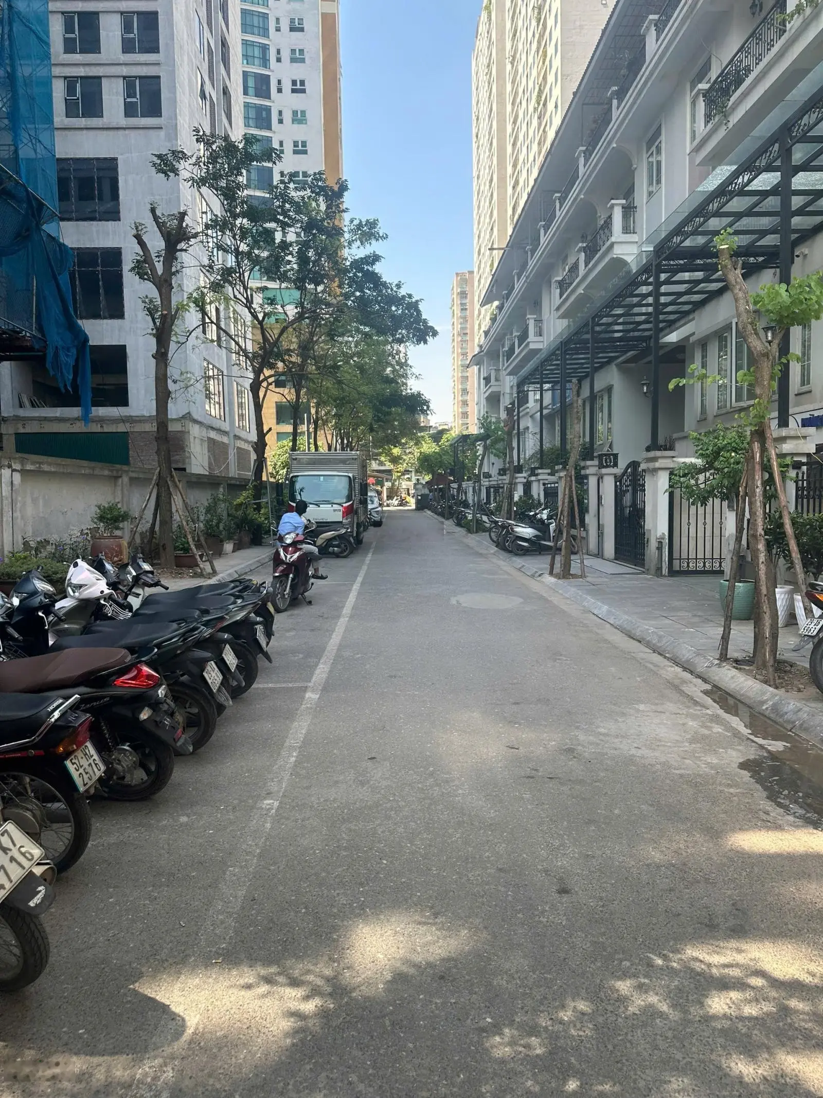 Cần bán nhà liền kề HDI Nguyễn Tuân xây 4tầng 1tum. Diện tích 98m2 mặt tiền 7,5m LH. E 0843 613 ***