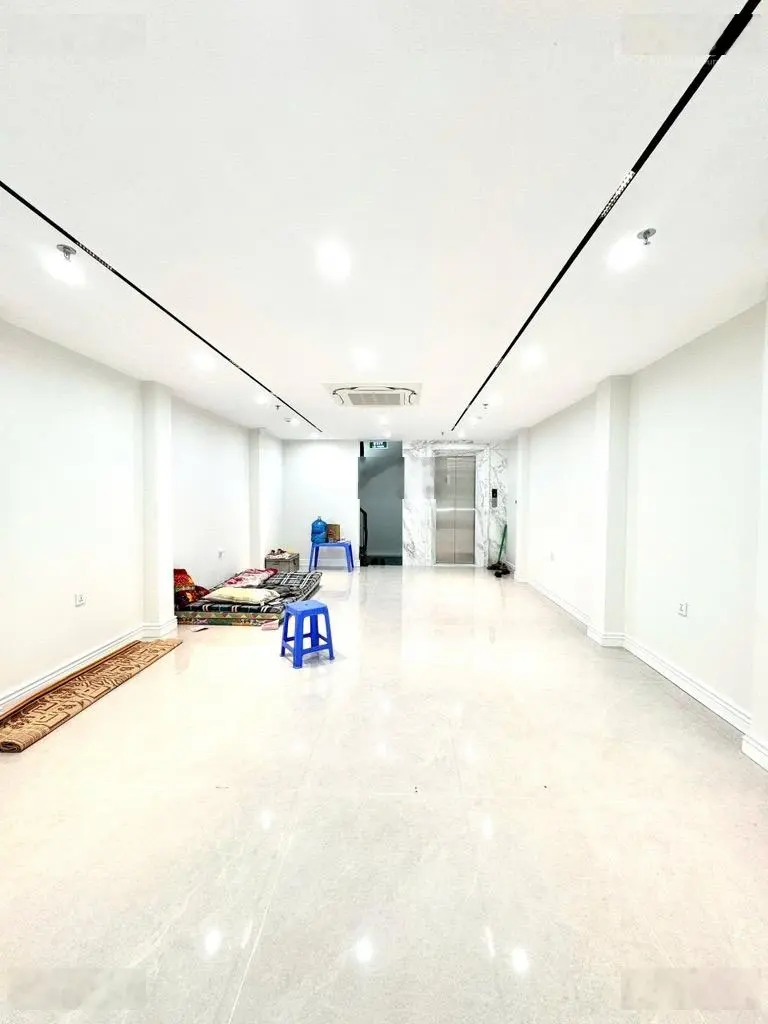Toà nhà vp 8 tầng quận cầu giấy - vỉa hè ô tô tránh - view vườn hoa