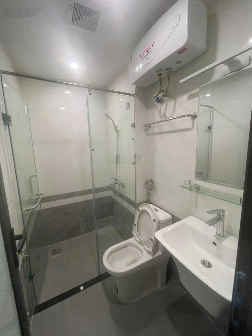 Chính chủ cần bán nhà riêng tại Hoàng Quốc Việt. DT 35m2. Xây 5 tầng thang máy. Gần ôtô. Giá 7.2tỷ