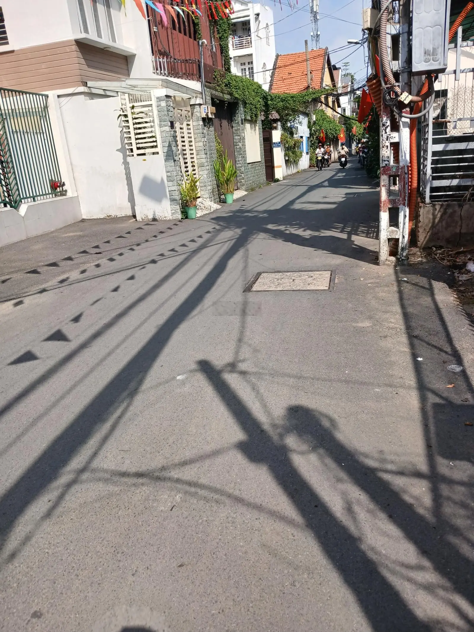 Nhà mt đường trần hữu trang, qpn