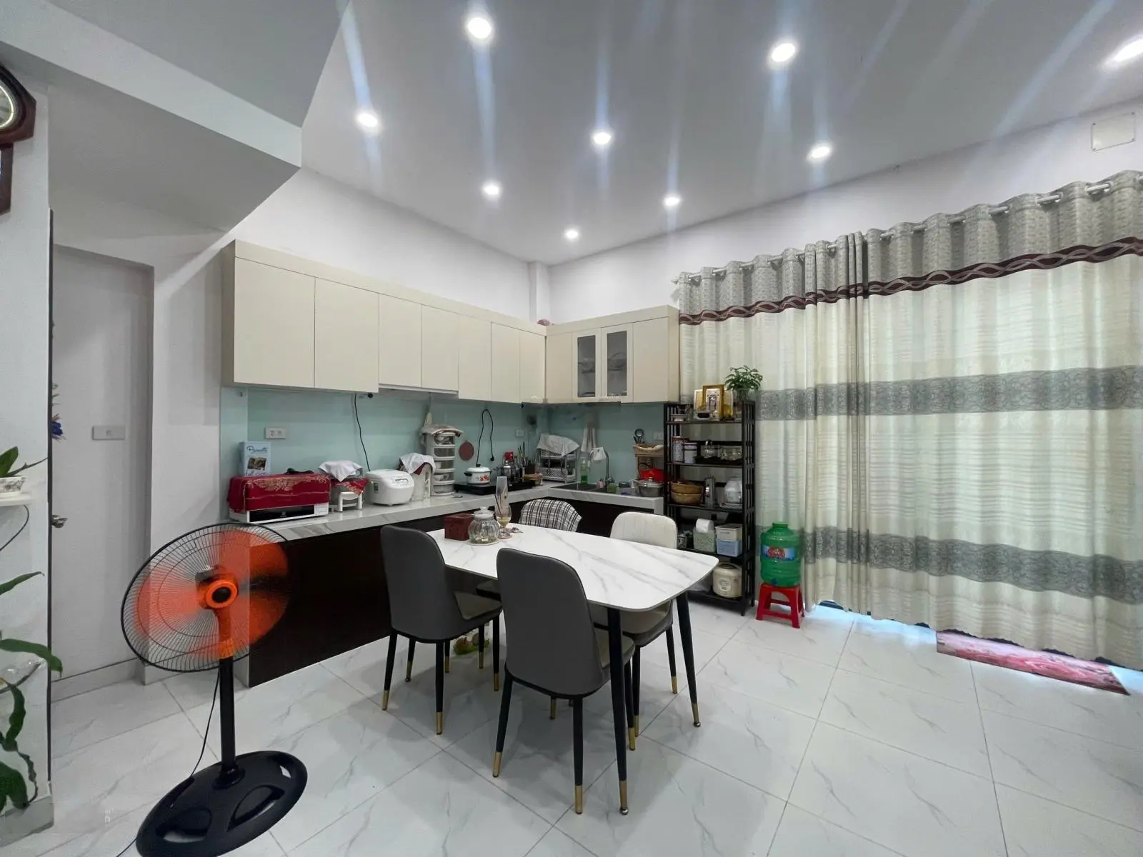 Hàng Hiếm-Bán nhà full nội thất , dọn về ở ngay, giá tốt cuối năm.