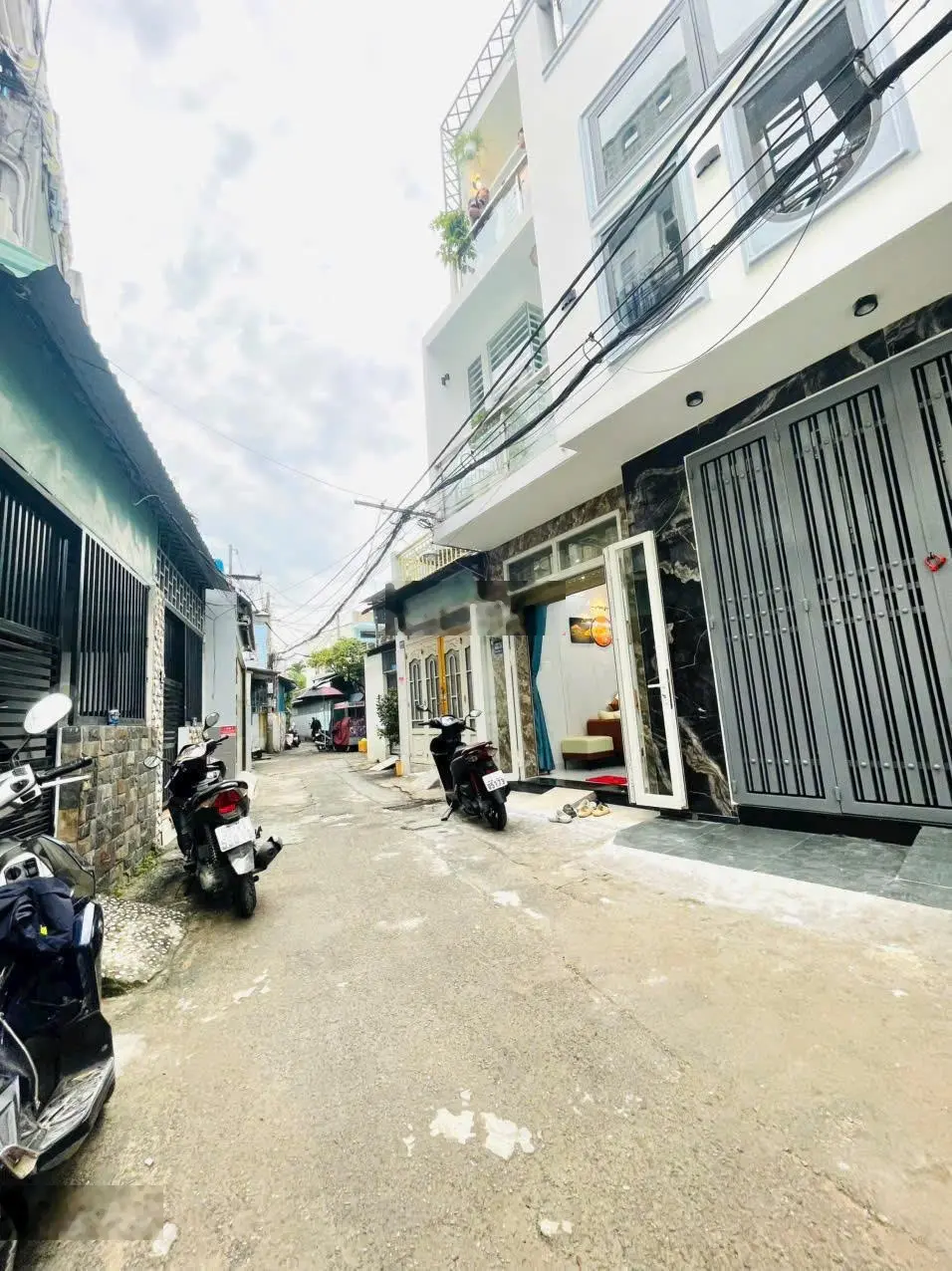 Bán nhà đúc 2 lầu hẻm xe tải thông, gần chợ Hạnh Thông Tây, trung tâm Gò Vấp, giá 3,79 tỷ