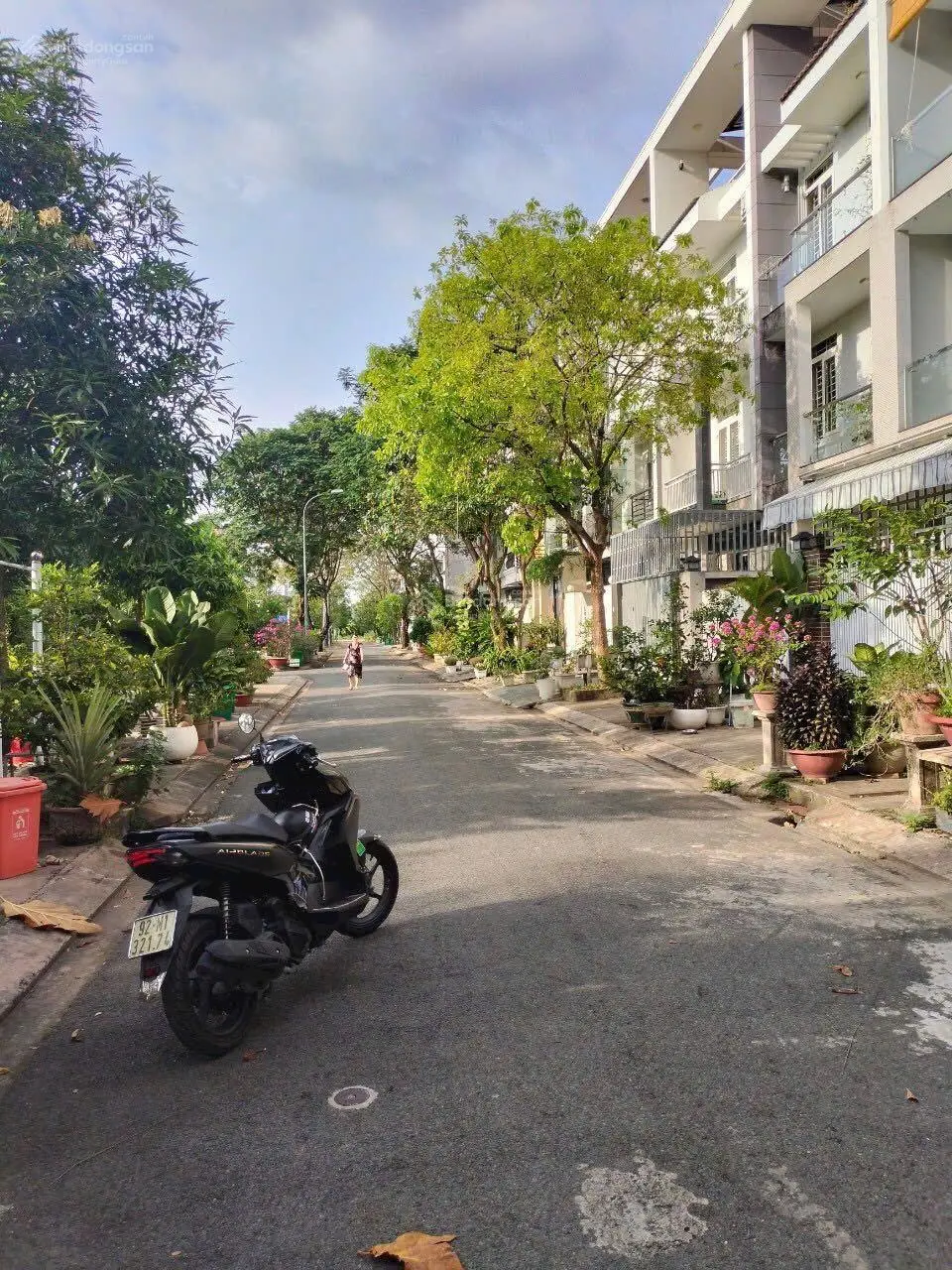 Cần bán lô đất KDC Sadeco Phước Kiển A. DT: 5m x 19m giá 7 tỷ. Đối diện công viên