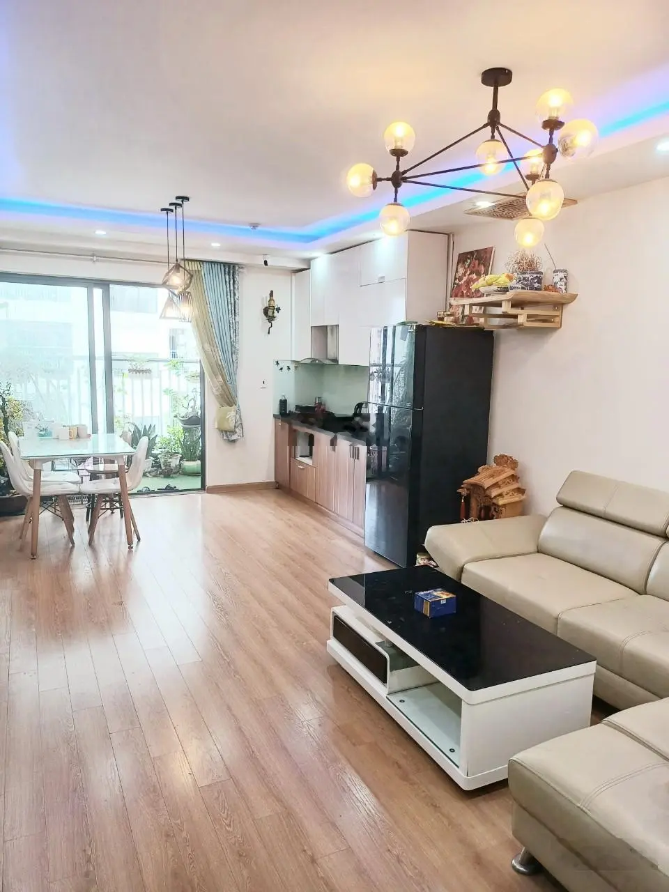 Chủ nhà gửi bán căn hộ 2PN, DT; 75m2, ban công ĐN. Center Point, giá; 4.850 tỷ, LH 0966 120 ***