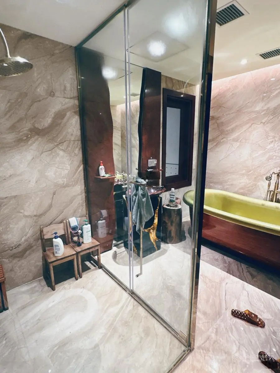 Bán gấp Biệt thự sân vườn Dịch Vọng, 271m2 nhỉnh 60 tỷ, hầm để xe, ô tô tránh.