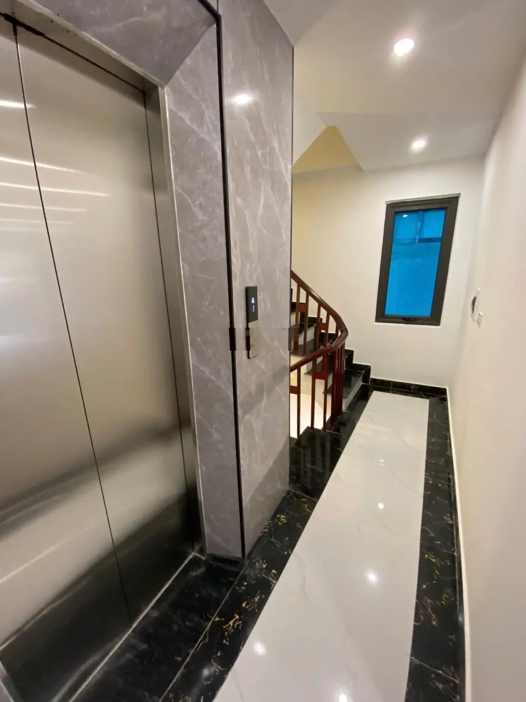 Nhà đẹp phố kẻ tạnh- giang biên- long biên.dt 50m * 6 tầng gara ô tô.nhú 9 tỷ.có tl.