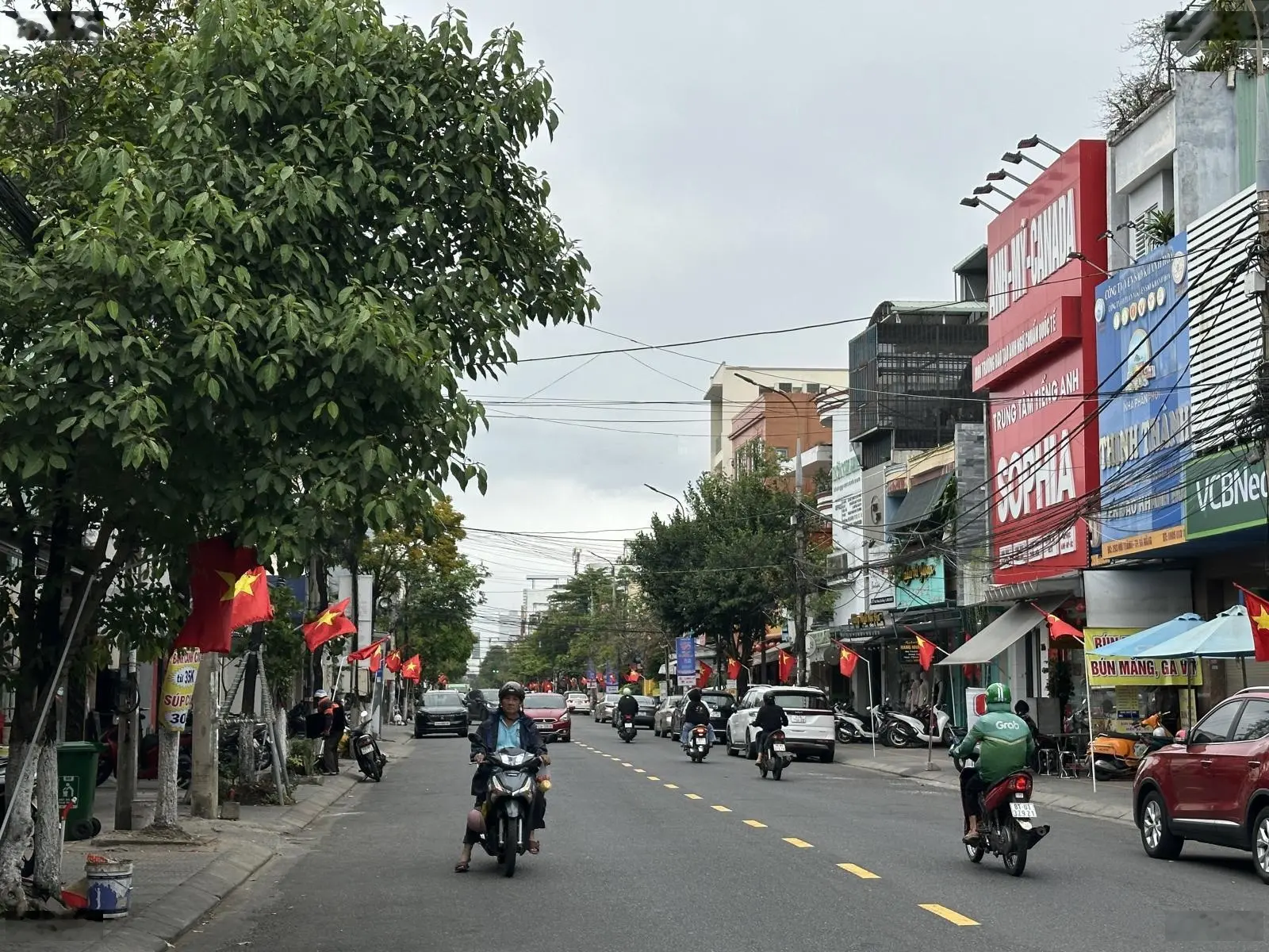 Chính chủ cần bán gấp nhà 2 tầng MT Lê Lợi Giá 14.7 tỷ 4.85 x 16.31 = 85.1m Hướng Đông
