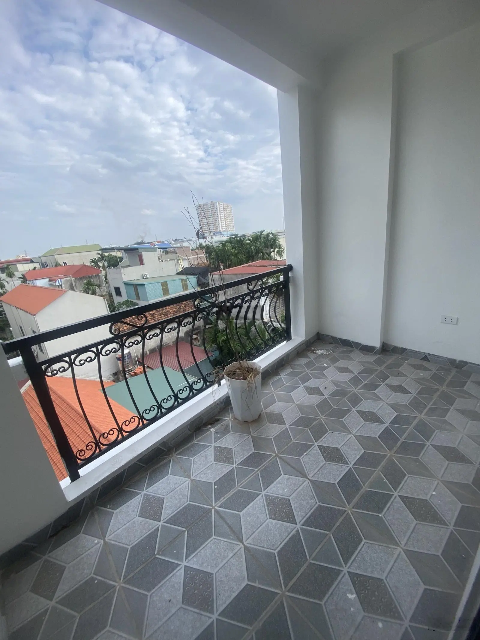 Duy nhất 1 căn ôtô đỗ cổng tại Phụng Châu, giá tốt chỉ 2,95 tỷ 32m2*4T 3PN. Sát trường SP thể thao
