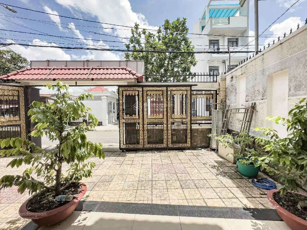 TT Hóc Môn - phù hợp mở công ty văn phòng. Sát MT Trưng Nữ Vương. DT 11*35m. Sổ hồng riêng, pháp lý