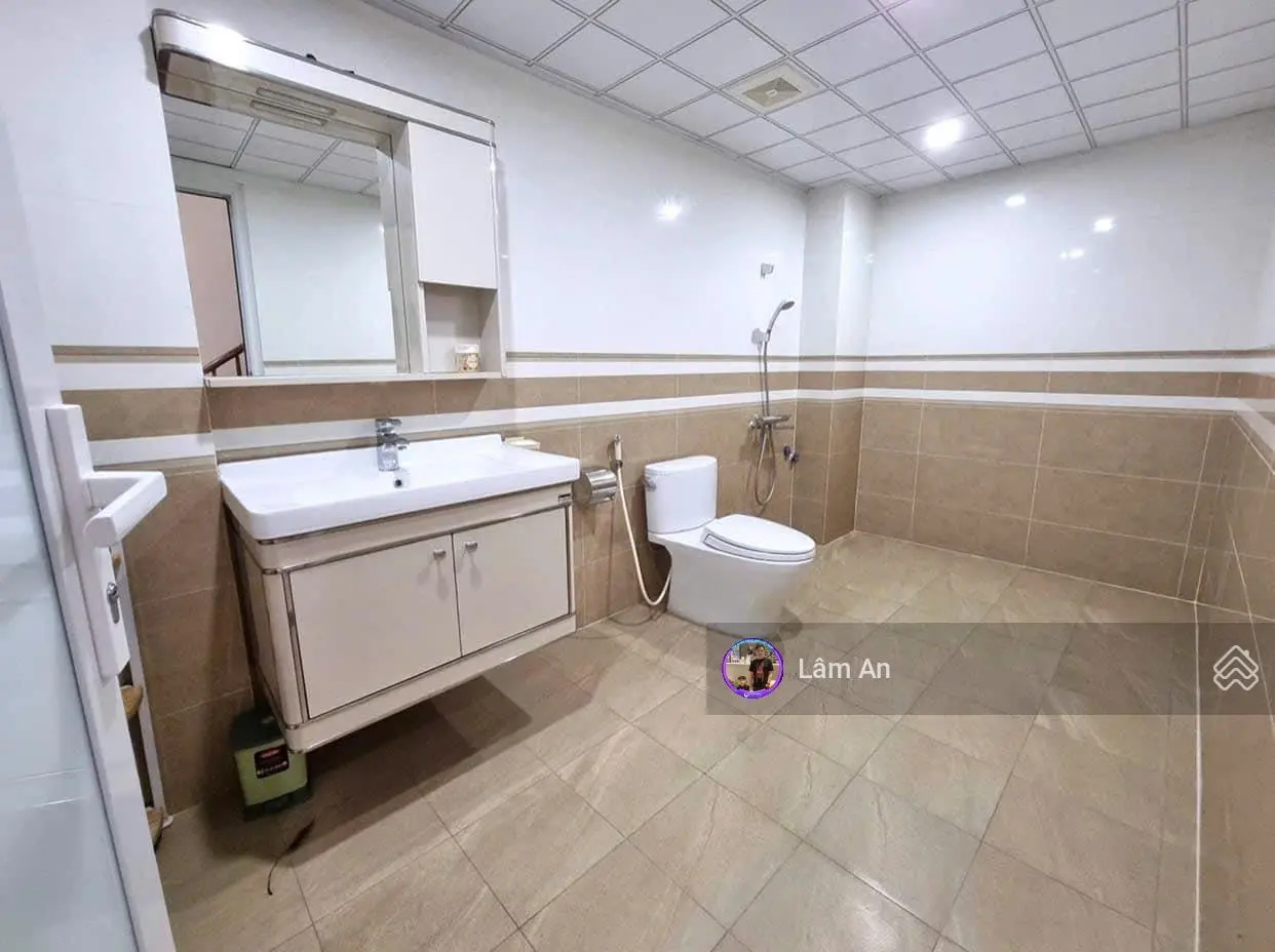 Bán nhà phân lô Trần Quốc Hoàn - Nhà 7 tầng thang máy - ngõ ô tô tránh có vỉa hè - Giá chỉ 23 tỷ