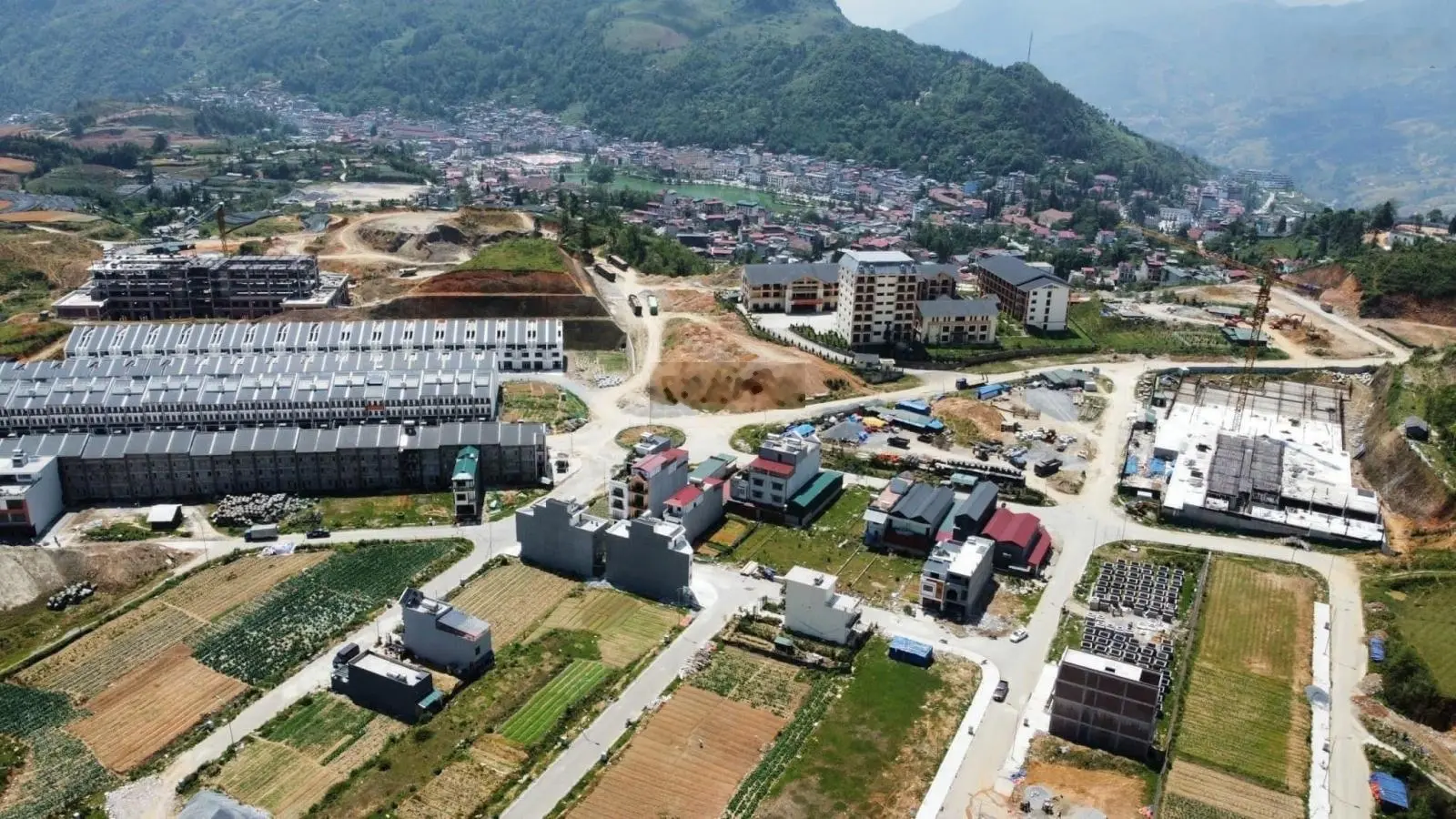 Bán nhanh 1 căn nhà xây thô - mặt tiền đường trung tâm khu tâm Tây Bắc Sapa