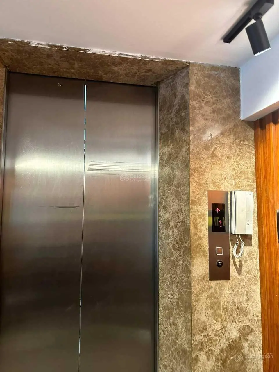 Bán nhà lô góc 8 tầng! 81m2, MT 9m. Phố Hoàng Quốc Việt. Phân lô-ôtô tránh, vỉa hè DT thuê 85tr/th
