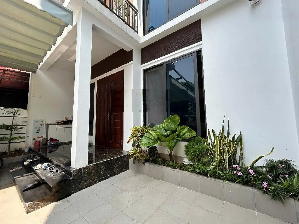 Mặt phố - Đào Xuyên, 180m2 nhà đẹp - 2 tầng, kinh doanh sầm uất - Vỉa hè to - Ô tô tránh - MT 8m