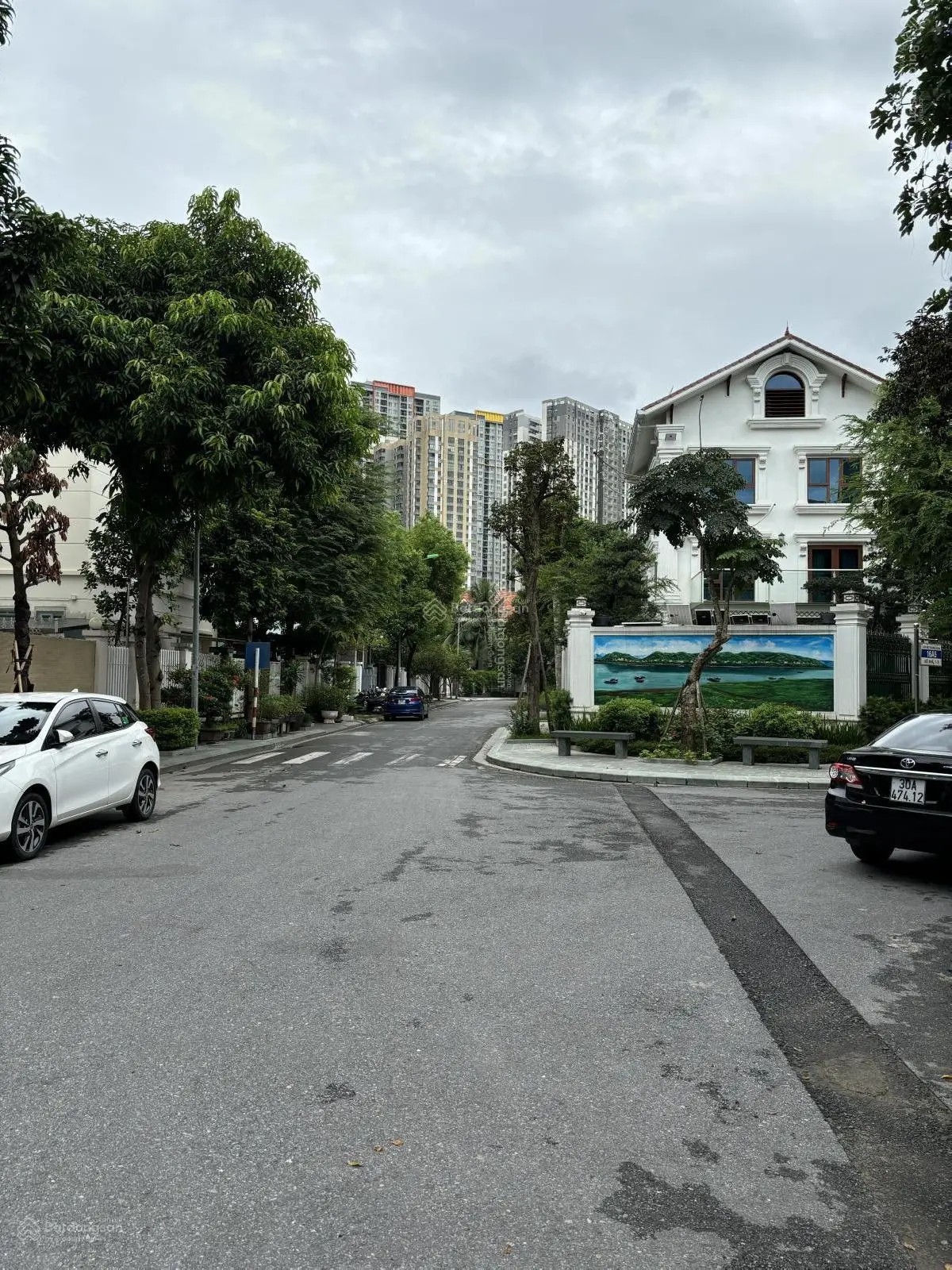 Bán biệt thự liền kề Làng Việt Kiều Châu Âu. 140m2, 3 tầng thô, mặt tiền 11m, 31 tỷ