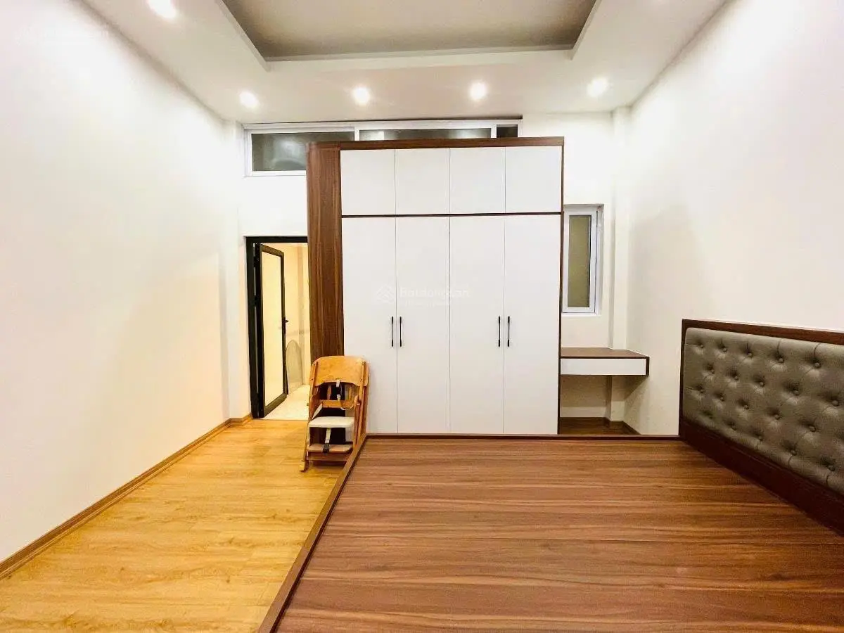 Bán nhà ngõ 61 Giang Văn Minh, thông Đội Cấn 36m2x5T, MT4.5m, nhà mới full NT, gần phố, bãi ôtô