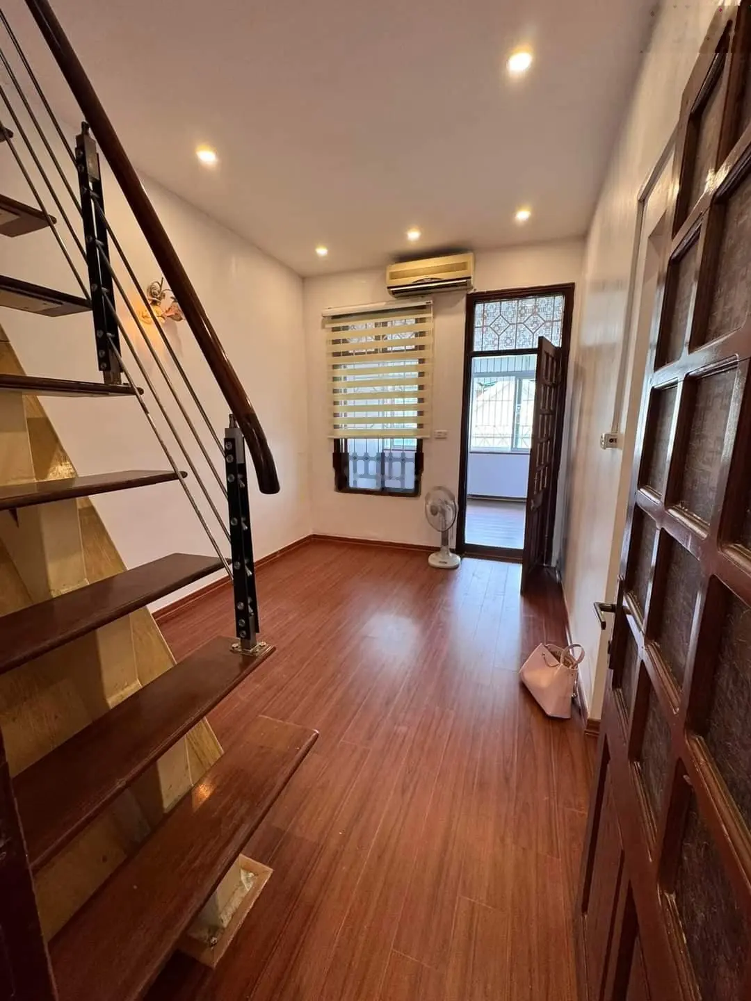 Bán căn hộ tập thể 234 Hoàng Quốc Việt - full nội thất - ôtô tránh - 3PN - 1VS - hơn 2 tỷ xíu