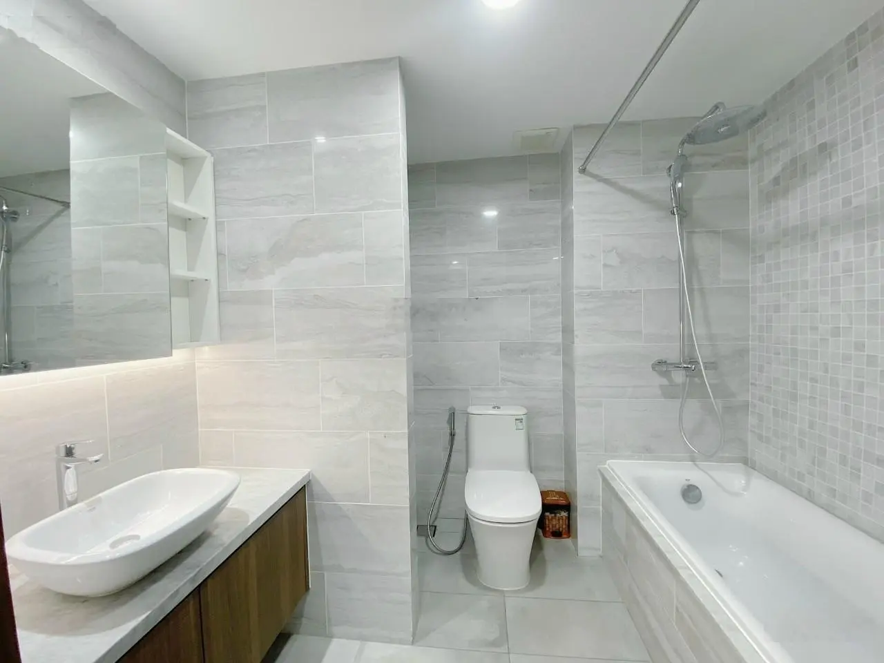 Kẹt tiền cần bán chung cư Kingston DT 76m2, 2PN 2WC, giá 4.7 tỷ. Cần xem nhà LH em 0931 177 ***