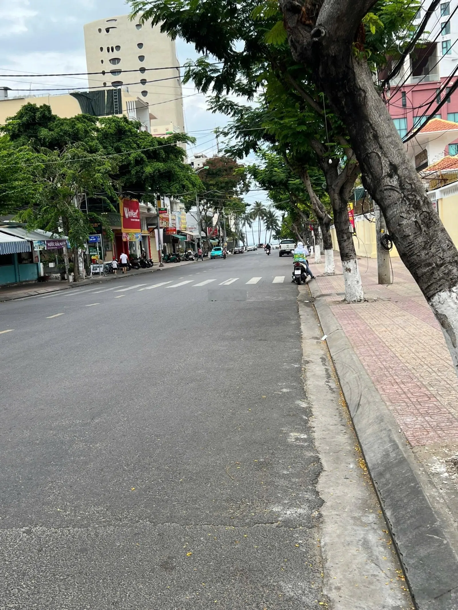 Nhà mặt tiền Hòn Chồng gần Biển