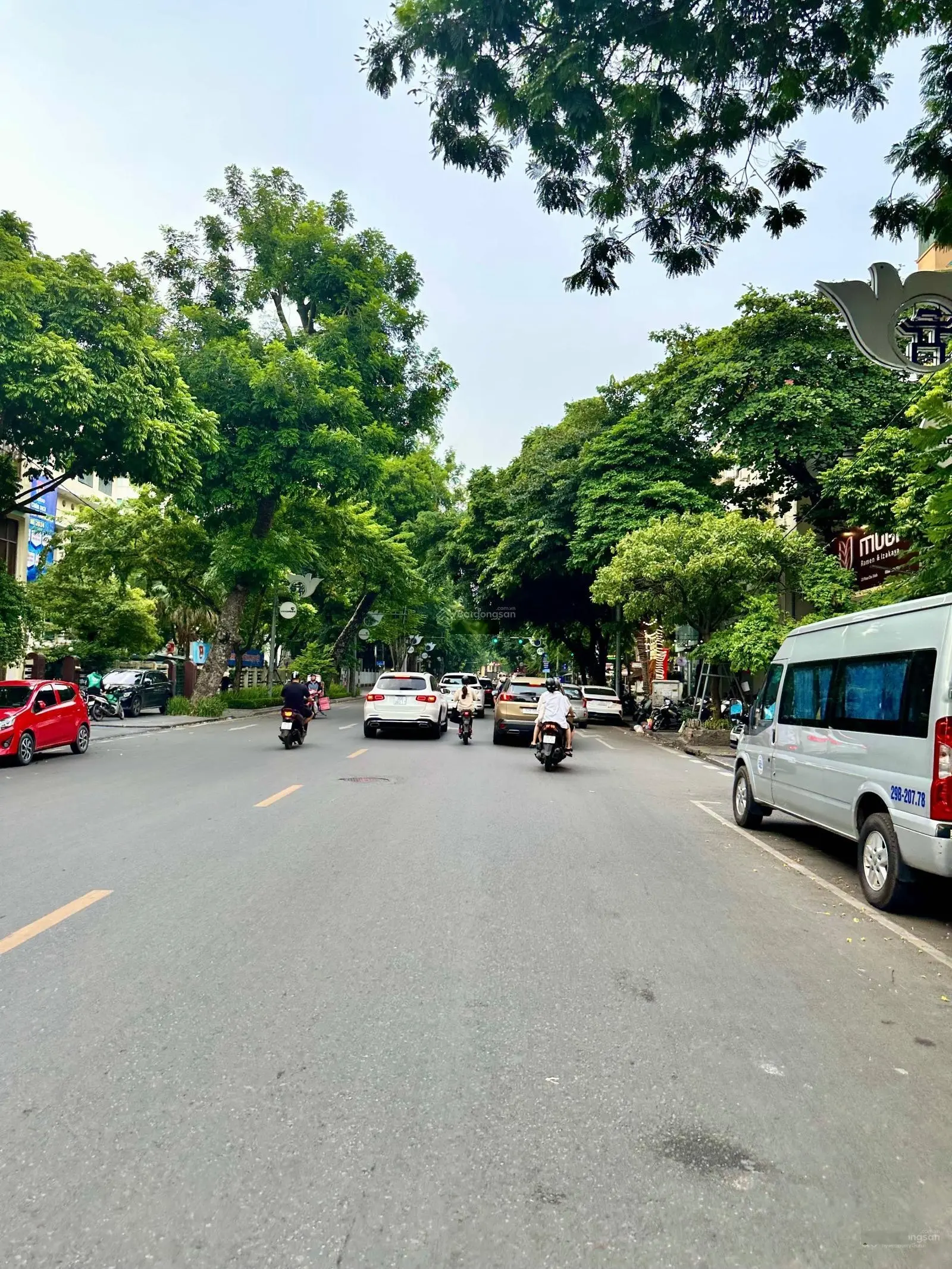 Cần bán nhà căn góc mặt phố Trần Hưng Đạo, Hoàn Kiếm. DT 400m2 x 15T, MT 10m. Vị trí đẹp nhất phố